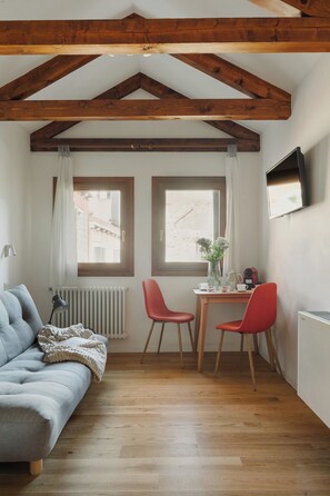 Romantic Studio Suite, 1 Queen Bed with Sofa bed | Living area | 32-inch Smart TV with satellite channels, TV, Netflix - Bianca Cappello House (Venice)