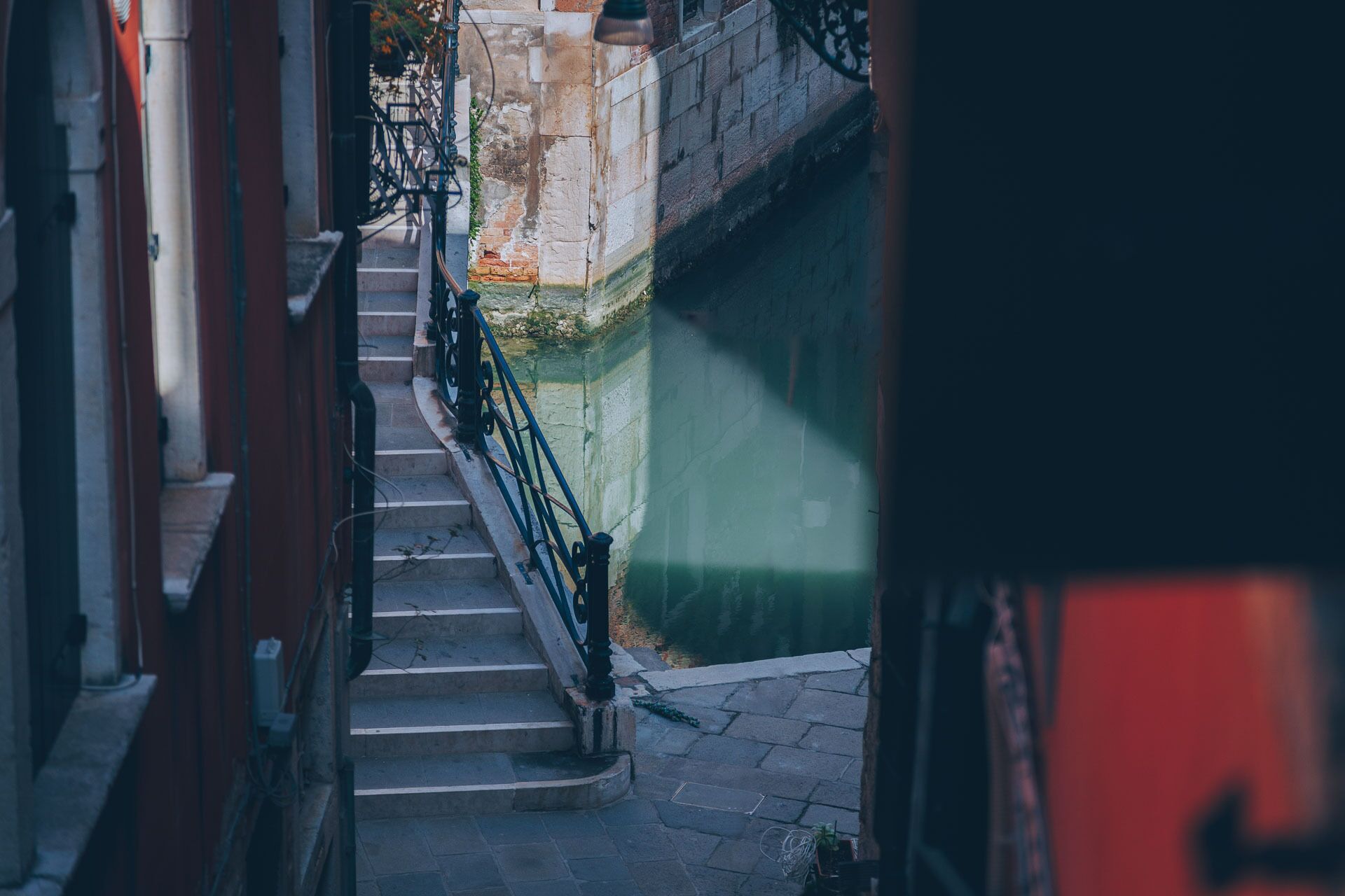 A narrow alleyway with a staircase leading down.