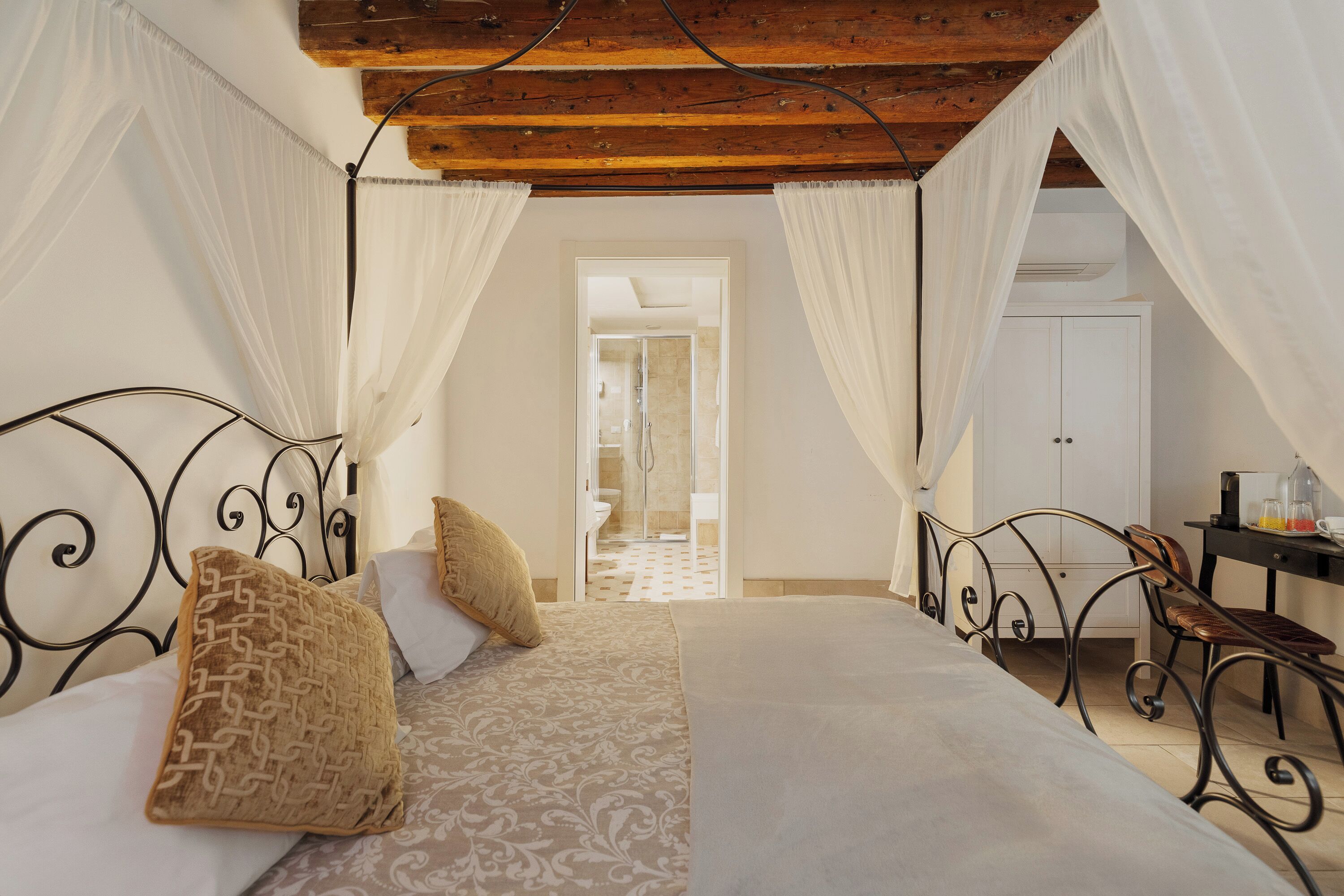 Habitación romántica doble, 1 cama de matrimonio | Ropa de cama de alta calidad y edredones de plumas