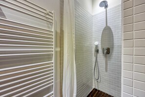 Serviettes fournies, papier de toilette