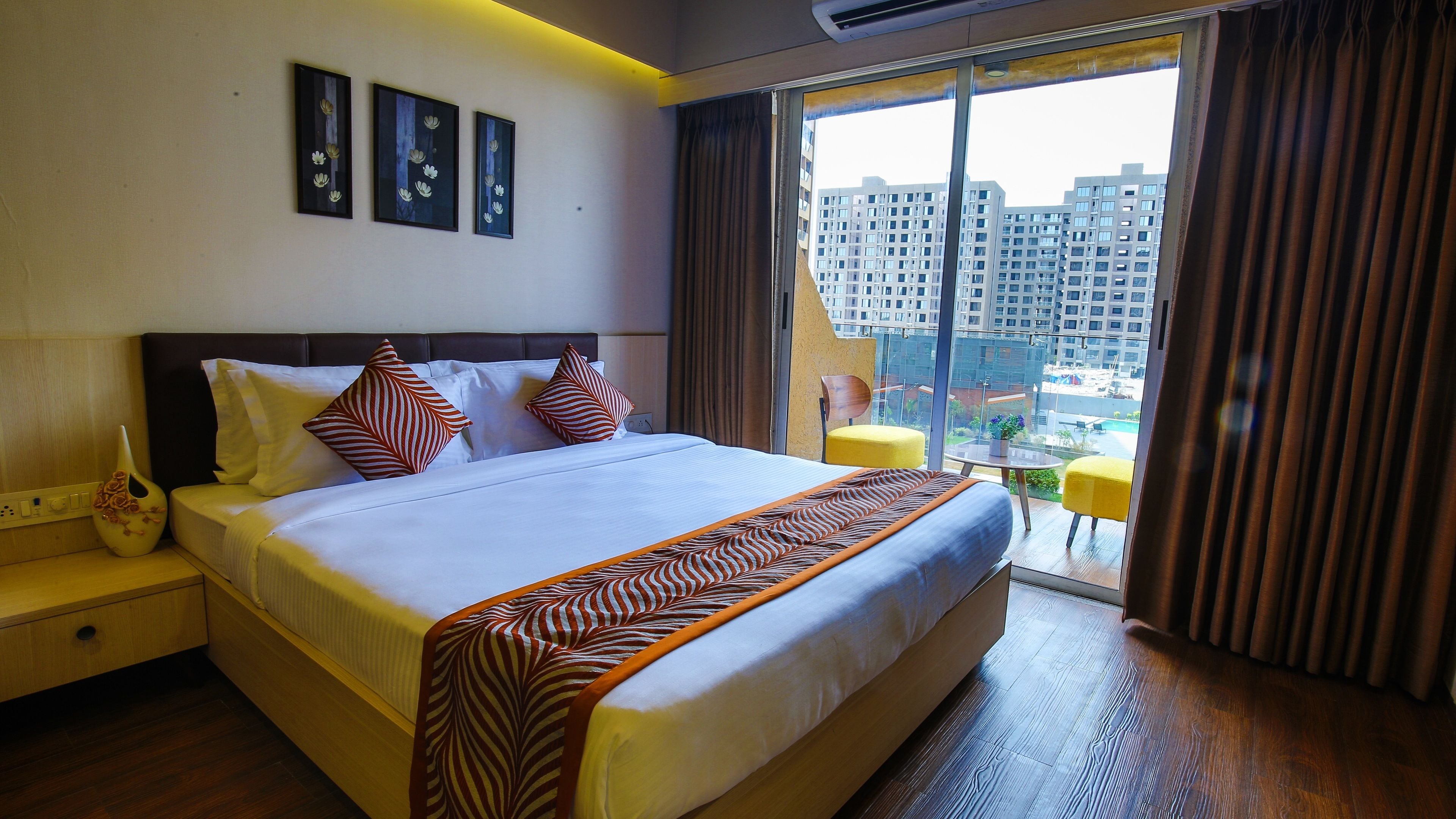 deluxe room | premium bedding, blackout curtains, iron/ironing board, bed sheets