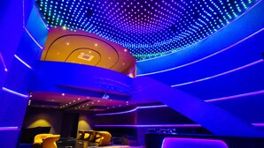 Een modern interieur met een gebogen plafond en zithoek.
