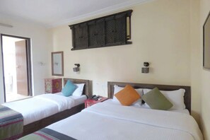 Desk, rollaway beds, free WiFi, bed sheets - Micasa Apartment (Kathmandu)