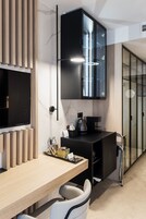 Minibar, caja de seguridad en la habitación y decoración personalizada 
