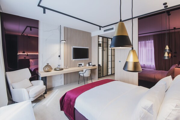 Superior Room, 1 Queen Bed | Minibar, in-room safe, individually decorated, individually furnished