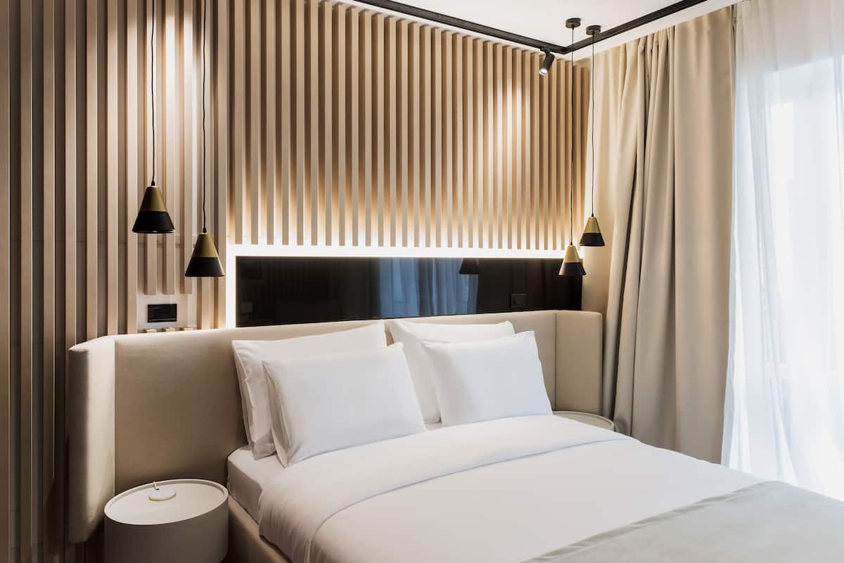 deluxe room, 1 queen bed | minibar, in-room safe, individually decorated, individually furnished