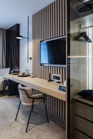Minibar, caja de seguridad en la habitación y decoración personalizada 