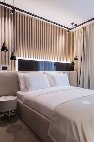 Minibar, caja de seguridad en la habitación y decoración personalizada