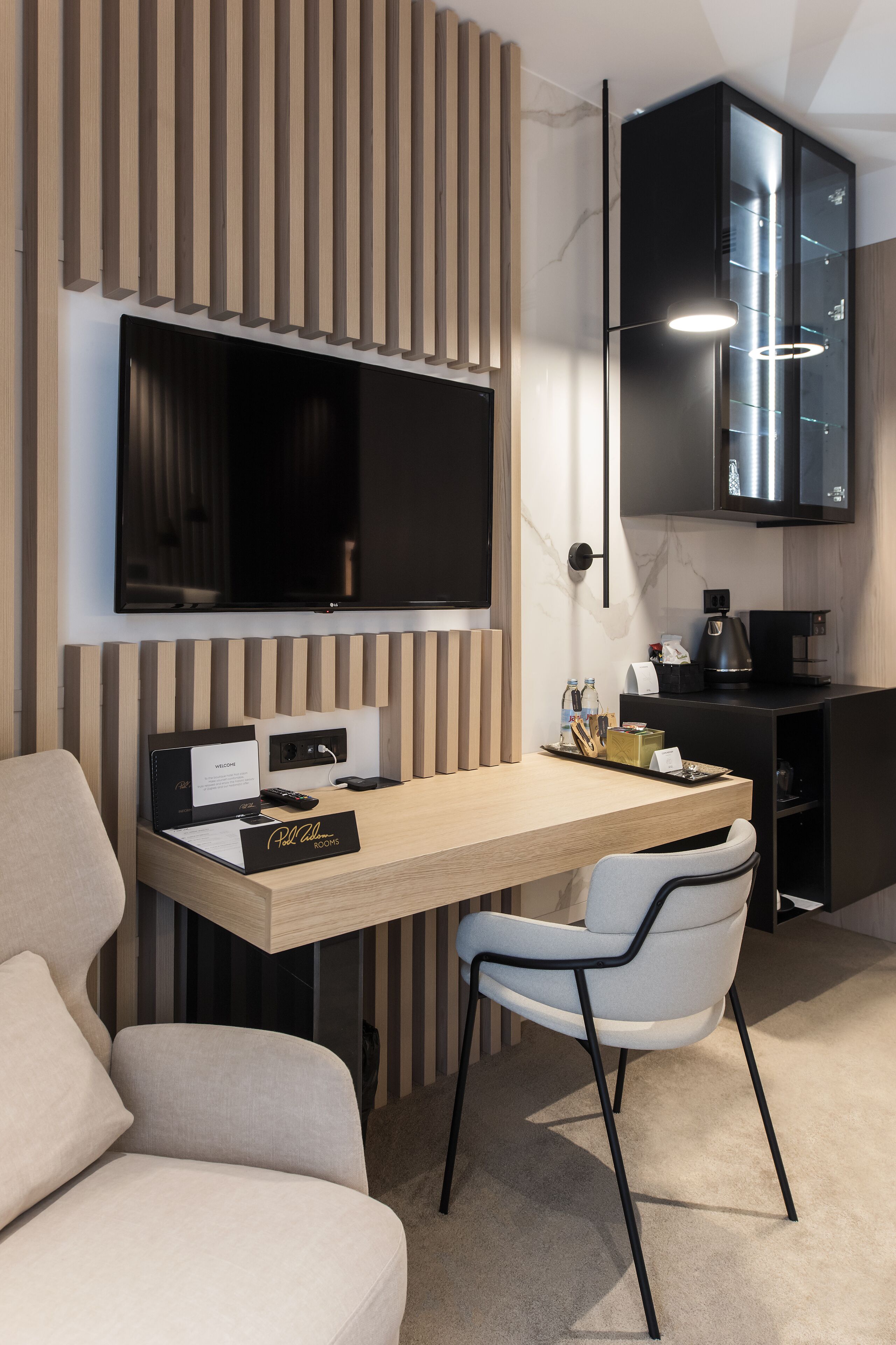 deluxe room, 1 queen bed | minibar, in-room safe, individually decorated, individually furnished