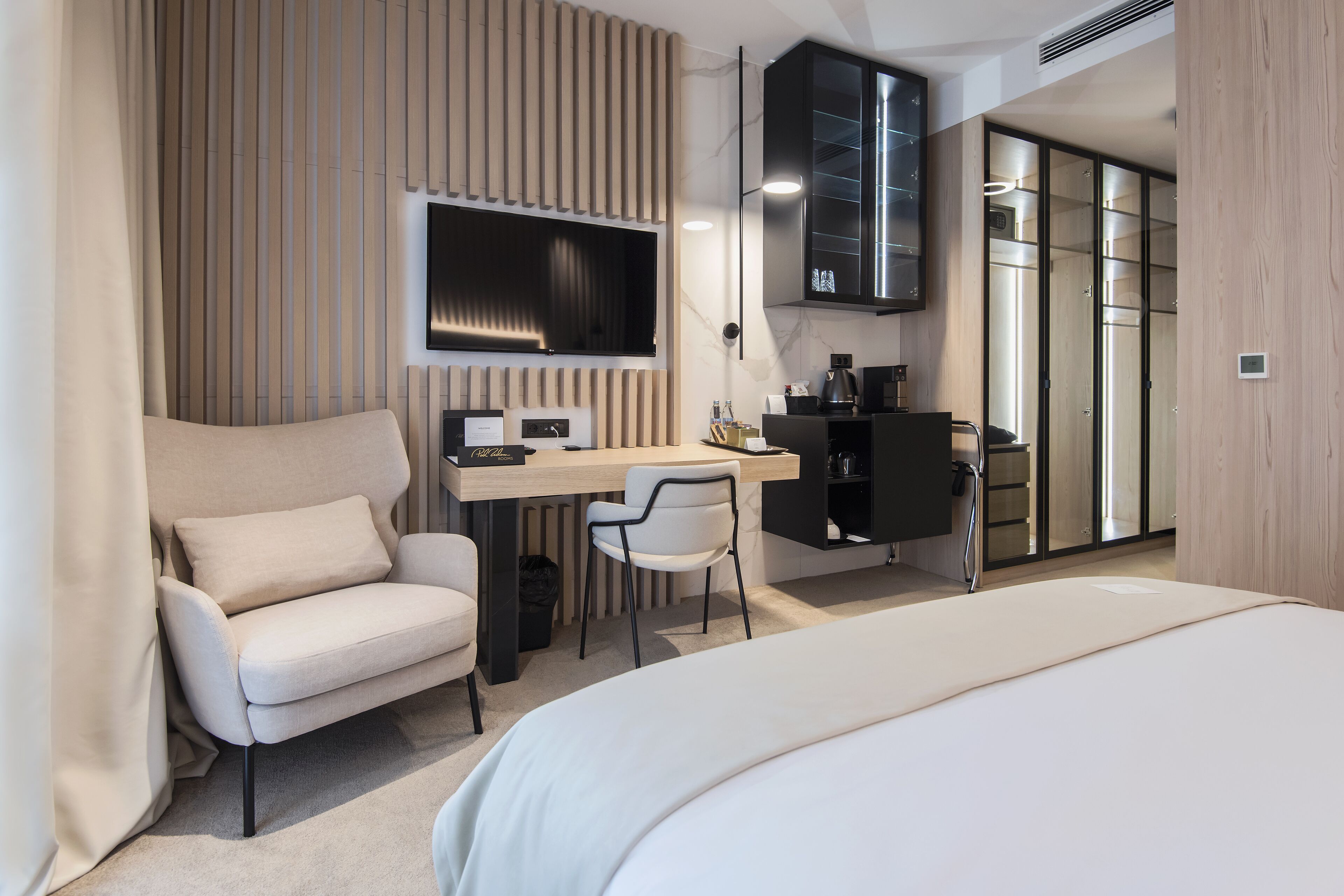 deluxe room, 1 queen bed | minibar, in-room safe, individually decorated, individually furnished