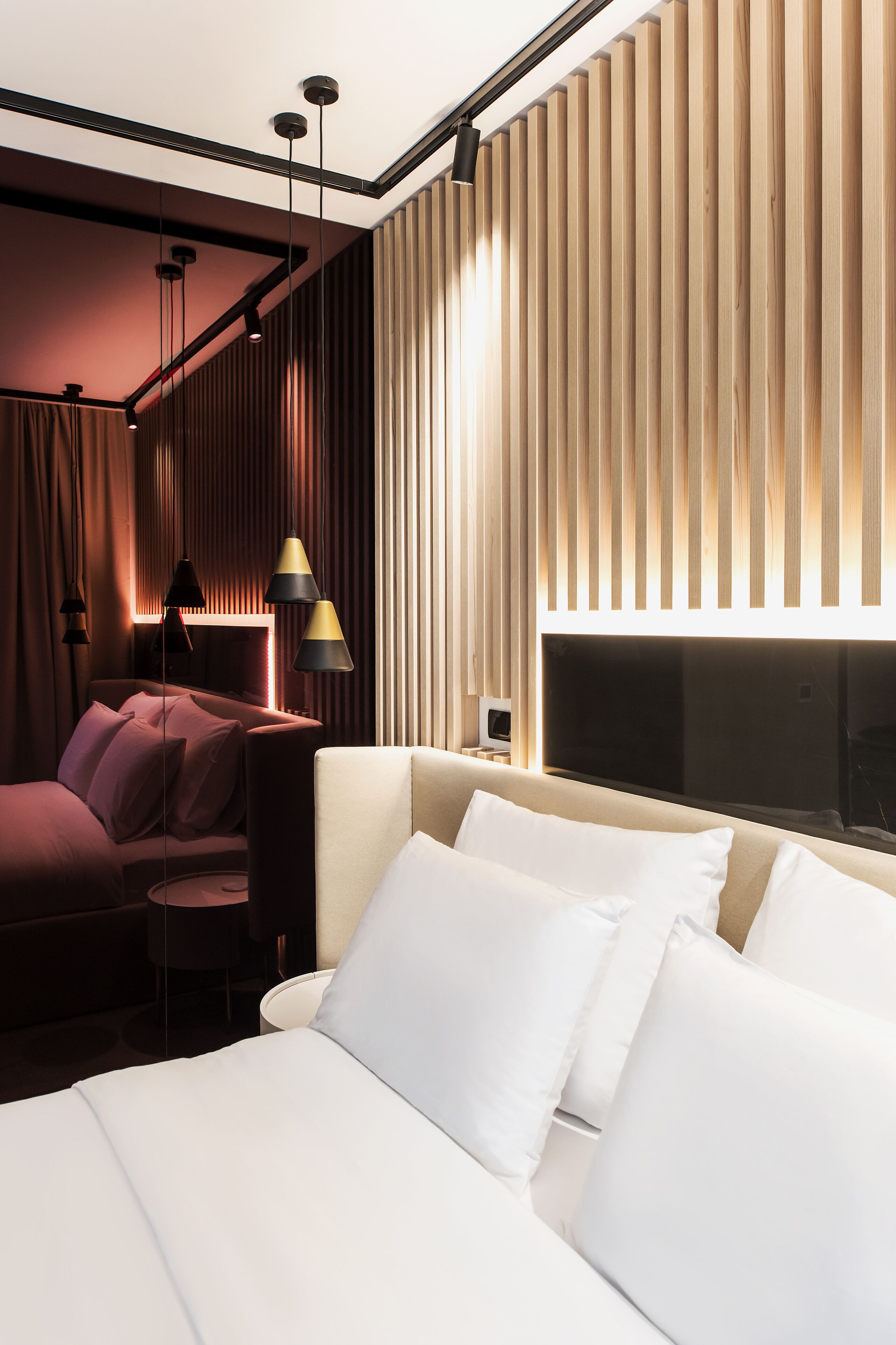 deluxe room, 1 queen bed | minibar, in-room safe, individually decorated, individually furnished