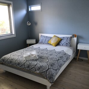 3 bedrooms, desk, iron/ironing board, free WiFi