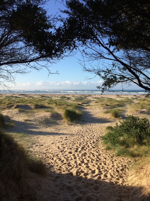 Beach nearby - Scandinavian inspired - Linen, Secure Yard, Pets (Inverloch)