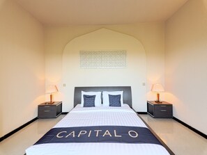 In-room safe, desk, iron/ironing board, free WiFi - CAPITAL O133 Al Sawadi Beach Resort & Spa (Barka)