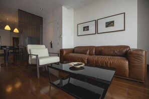 Suite, 2 habitaciones (Min 3 Nights Stay) | Zona de estar | Una televisión de pantalla plana, un reproductor de DVD