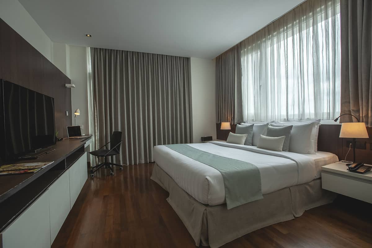 Suite, 2 chambres (Min 3 Nights Stay) | Coffre-fort, bureau, espace de travail pour ordinateurs portables