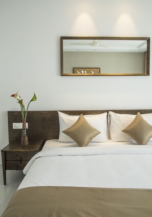 Premium bedding, minibar, in-room safe, individually furnished - Kent Baywatch Suites (Kochi)