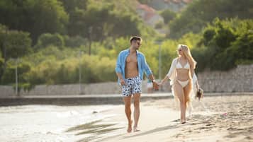Am Strand, Liegestühle, Sonnenschirme, Massagen am Strand