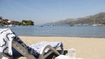 Am Strand, Liegestühle, Sonnenschirme, Massagen am Strand