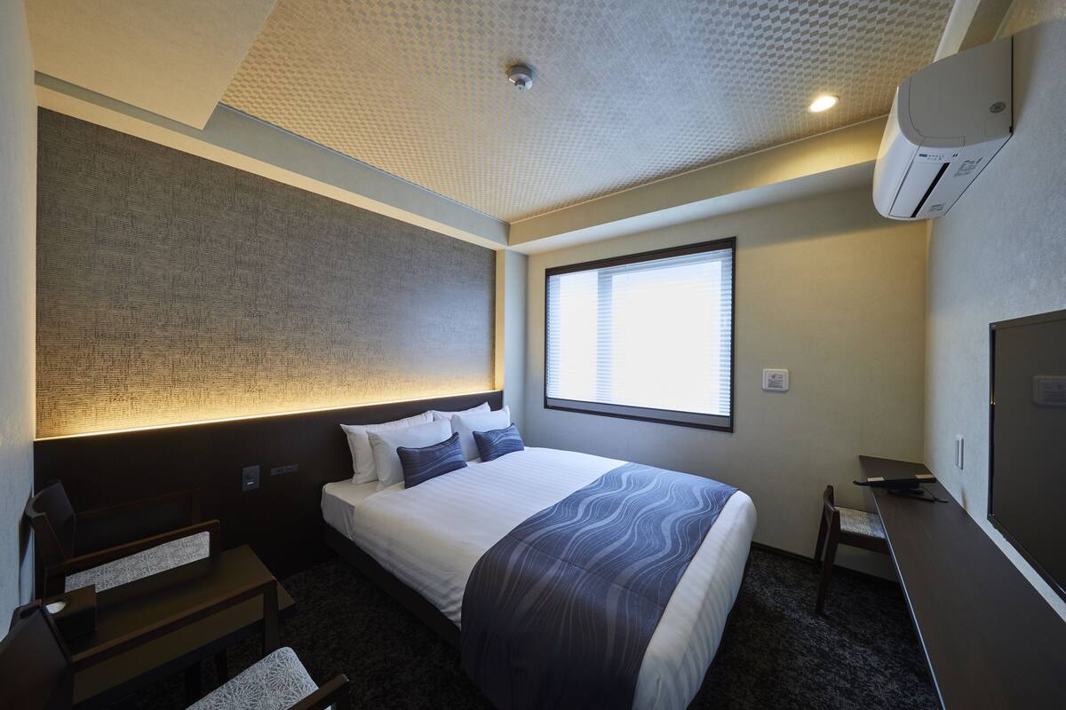 In-room safe, desk, soundproofing, WiFi (free)