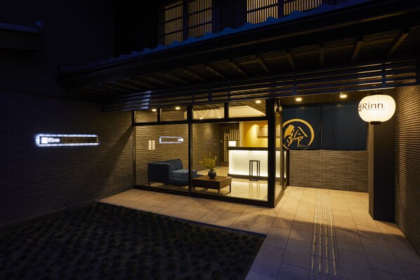 Front of property – evening/night - Rinn Gojo Takasegawa (Kyoto)