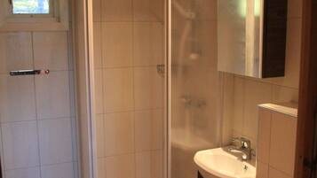 Casa de campo básica, 4 habitaciones | Baño | Regadera y toallas