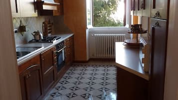 Frigorifero, microonde, forno, piano cottura