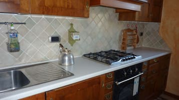 Frigorifero, microonde, forno, piano cottura