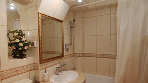 A bathroom with a sink, mirror, and shower. - Hotel Zefir (Timisoara)