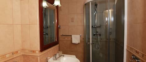 FamiljelÀgenhet - utsikt mot staden | Badrum | Dusch, gratis toalettartiklar, hÄrtork och handdukar