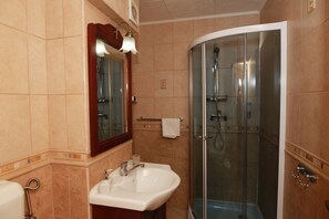 Family Apartment, City View | Bilik Mandi | Pancuran mandi, kelengkapan dandanan diri percuma, pengering rambut