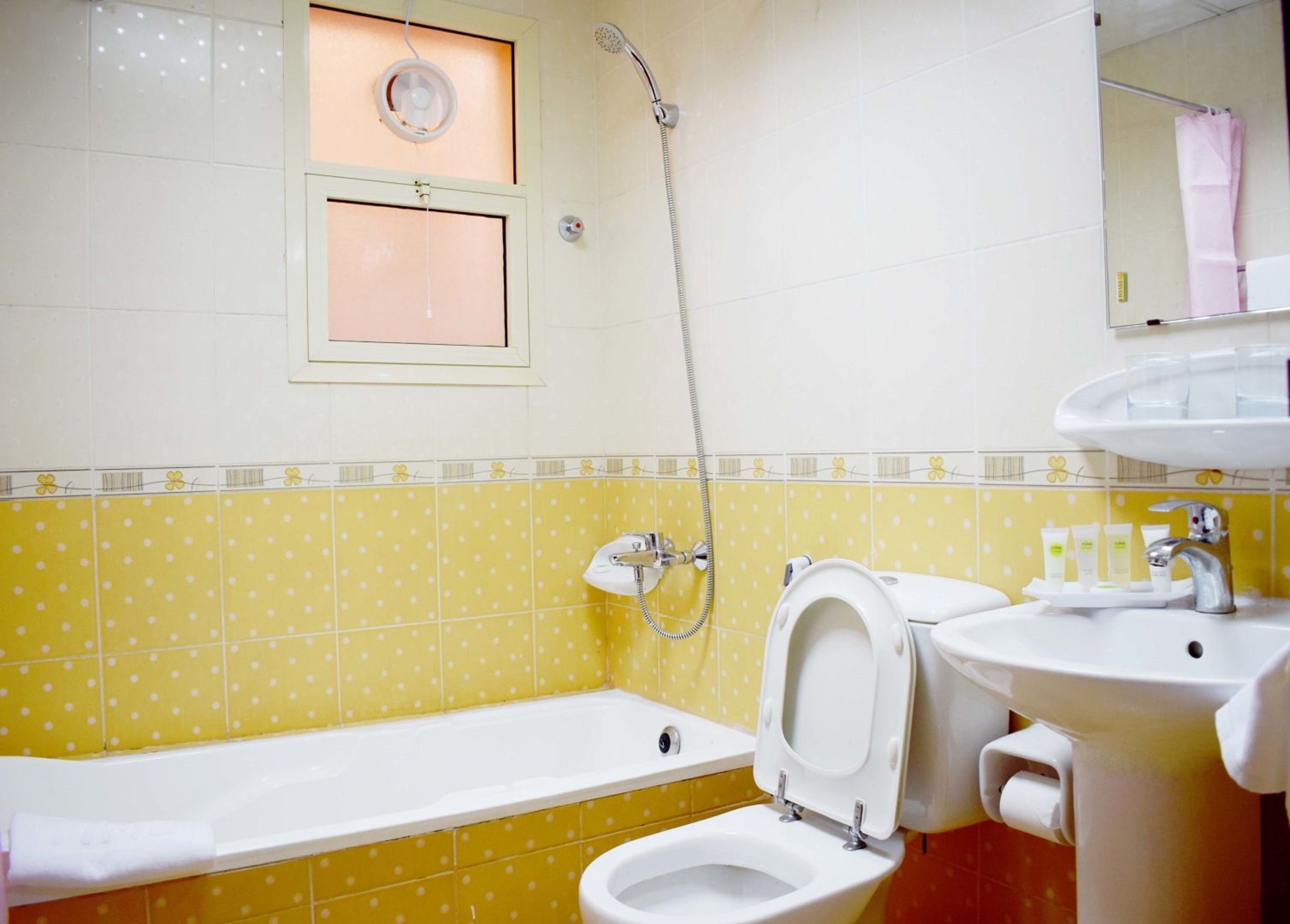 bathtub, free toiletries, towels