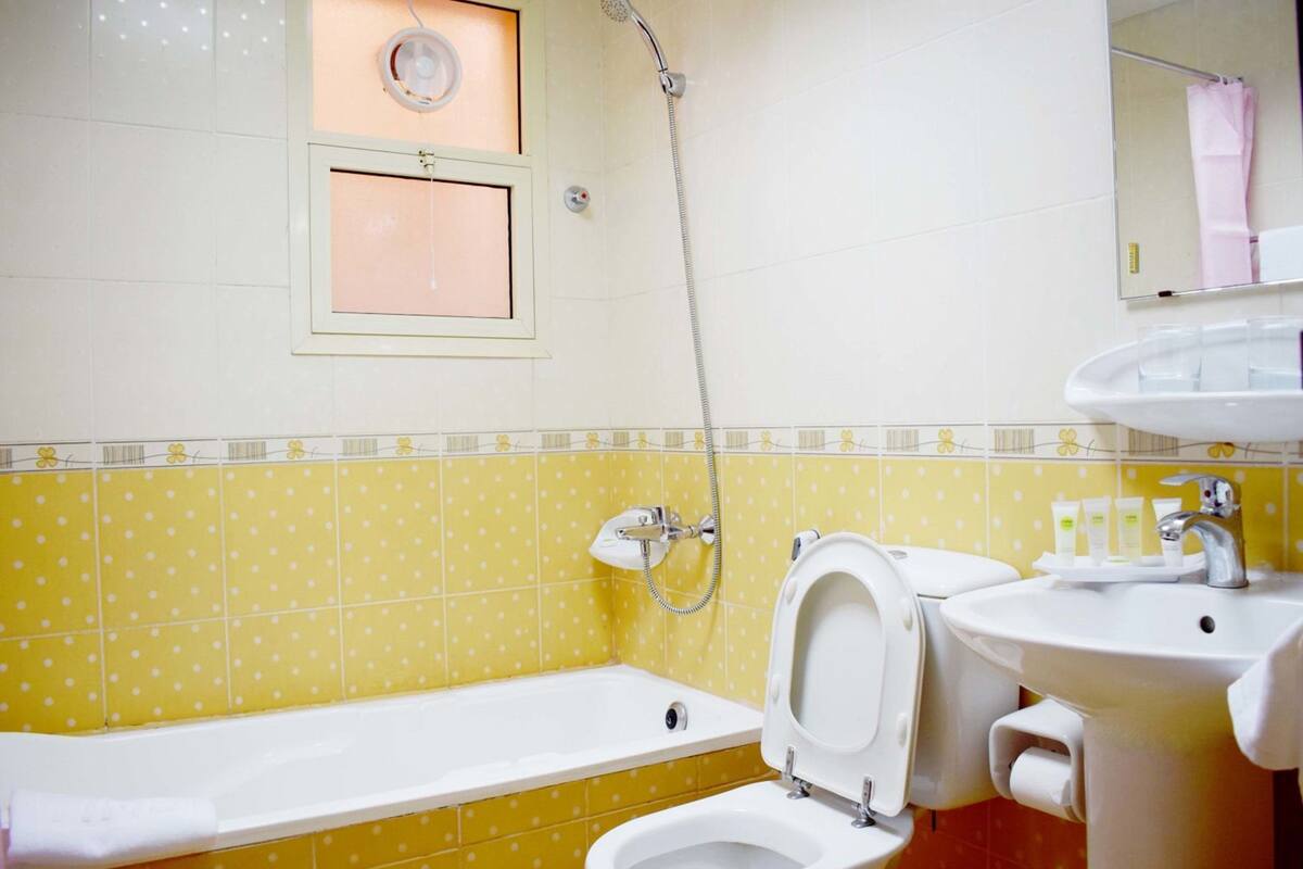 bathtub, free toiletries, towels