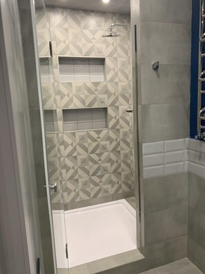Appartamento Design, 1 letto king con divano letto | Bagno | Doccia, set di cortesia gratuito, asciugacapelli, pantofole