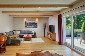 Deluxe-Apartment, 3 Schlafzimmer, Terrasse (incl. 250 EUR cleaning fee) | Oleskelualue | 38âtuumainen taulutelevisio, jossa kaapelikanavat