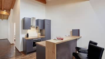 Junior-Apartment, 1 Schlafzimmer, Balkon (incl. 140 EUR cleaning fee) | ๊ฑฐ์ค ๊ณต๊ฐ | ์ผ์ด๋ธ ์ฑ๋ ์์ฒญ์ด ๊ฐ๋ฅํ 38์ธ์น ํ๋ฉด TV, LCD TV, ๋ฐ๋ฅ ๋๋ฐฉ/์จ๋