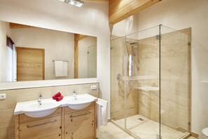 Luxe appartement, 3 slaapkamers, balkon (incl. 180 EUR  cleaning fee) | Badkamer | Een douche, een regendouche, gratis toiletartikelen, een haardroger