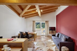 Junior-Apartment, 1 Schlafzimmer, Balkon (incl. 160 EUR cleaning fee) | Living area | 38-inch flat-screen TV with cable channels, LCD TV, heated floors - Kitz Mountain Living (Aurach bei Kitzbuehel)