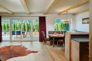 Deluxe-Apartment, 3 Schlafzimmer, Terrasse (incl. 250 EUR cleaning fee) | Oleskelualue | 38âtuumainen taulutelevisio, jossa kaapelikanavat