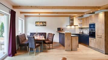 Deluxe-Apartment, 3 Schlafzimmer, Terrasse (incl. 198 EUR cleaning fee) | 起居区 | 38-英寸纯平电视(配备有线频道)、液晶电视、加热地板