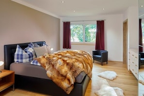 Deluxe-Apartment, 3 Schlafzimmer, Terrasse (incl. 250 EUR cleaning fee) | 고급 침구, 각각 다른 스타일의 인테리어, 암막 커튼, 방음 설비