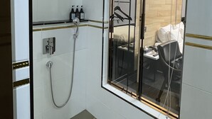 로열 더블룸, 흡연 | 욕실 | 무료 세면용품, 헤어드라  이어, 목욕가운, 슬리퍼