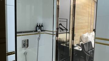 로열 더블룸, 흡연 | 욕실 | 무료 세면용품, 헤어드라이어, 목욕가운, 슬리퍼