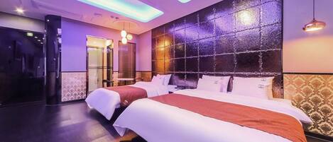 Deluxe-herbergi fyrir tvo, tvö rúm - nuddbaðker | Skrifborð, ókeypis þráðlaus nettenging