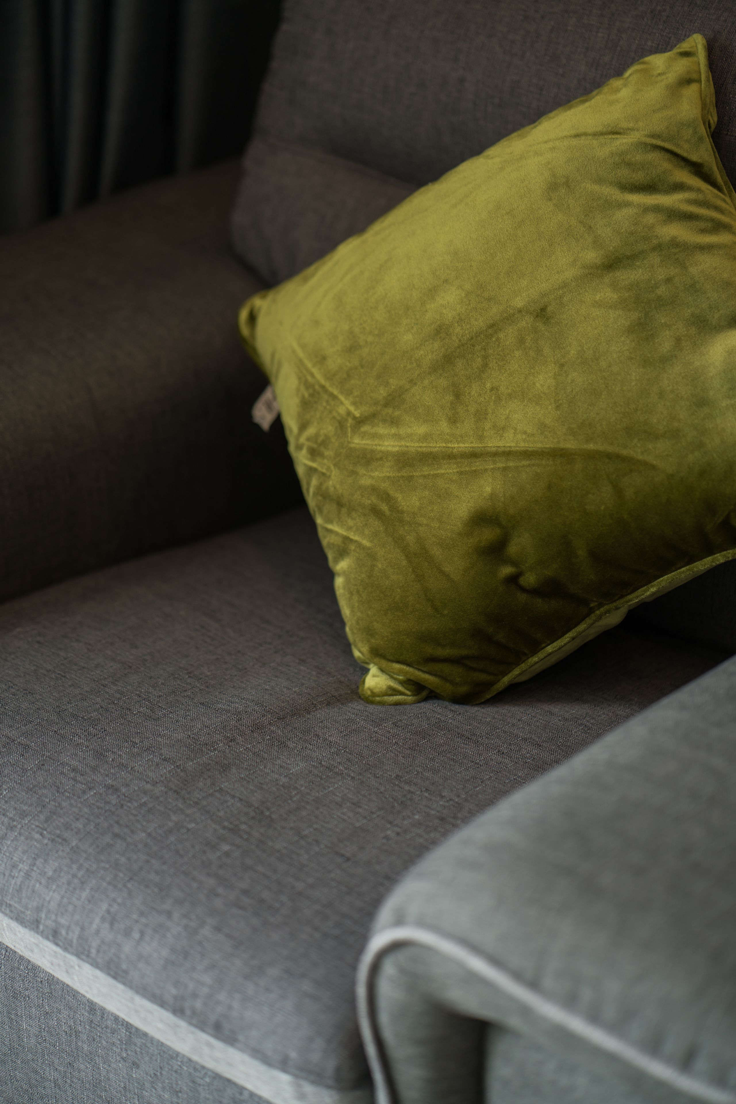 deluxe room with ocean view | living area | 49-inch led tv with cable channels, tv