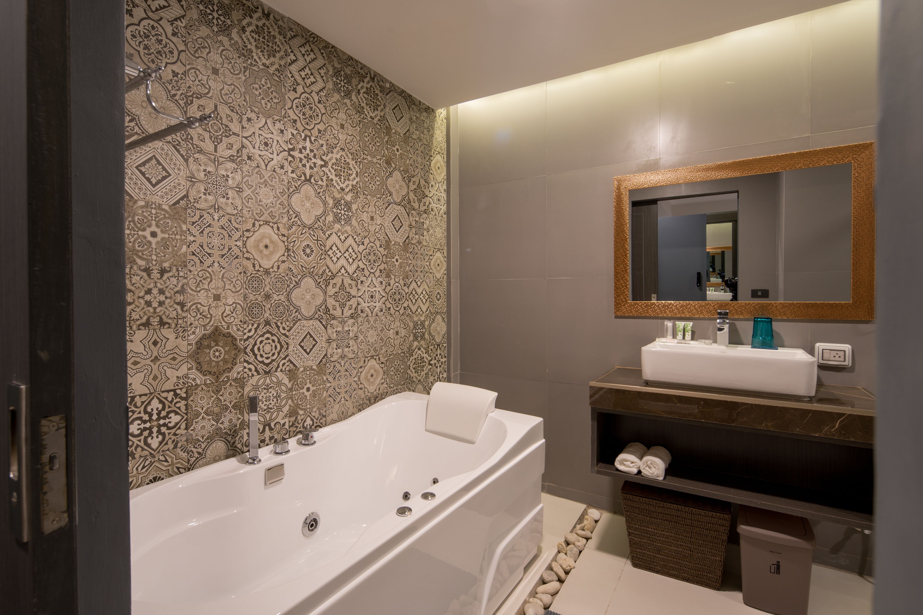 deluxe room | bathroom | separate bathtub and shower, jetted bath, hydromassage showerhead
