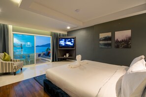 Deluxe Room with Ocean View | 高級寢具、羽絨被、特厚豪華床墊、房內夾萬