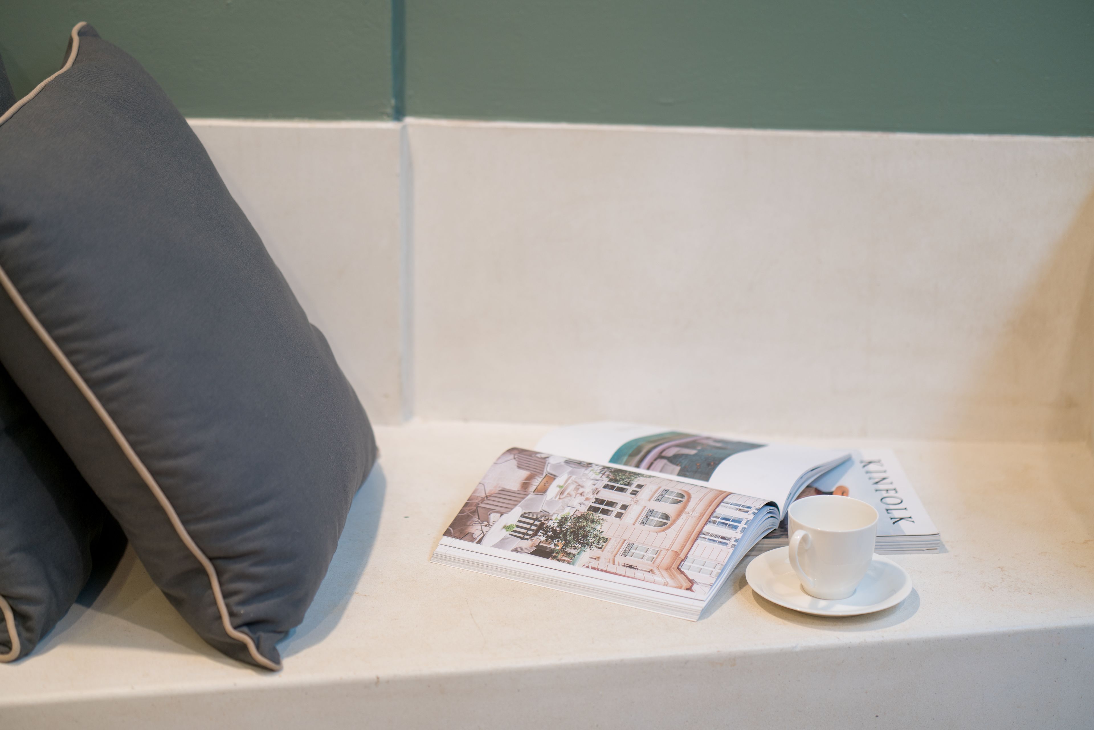 deluxe room | living area | 49-inch led tv with cable channels, tv