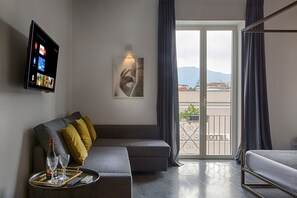 Minibar, caja de seguridad en la habitación y decoración personalizada 