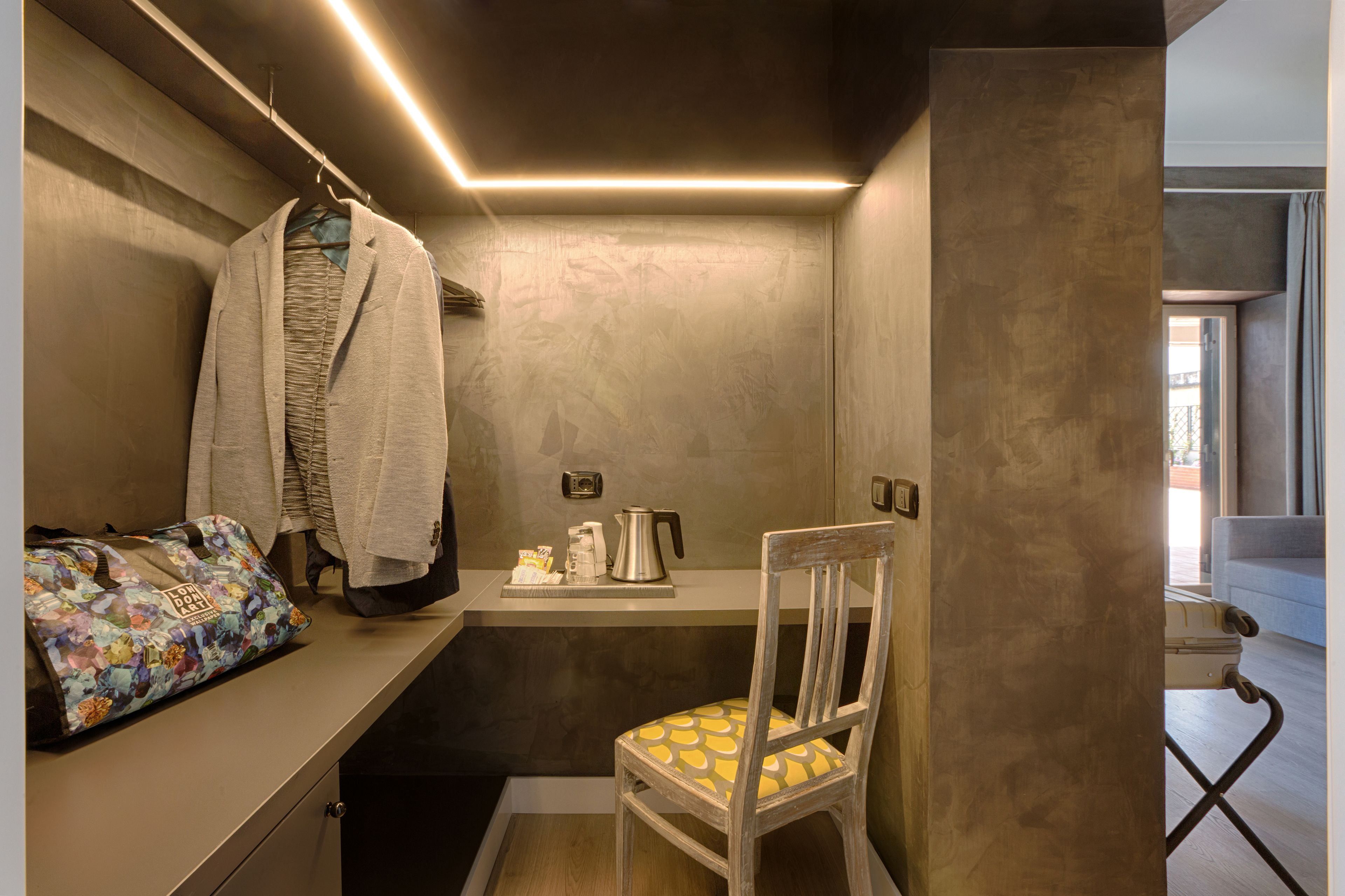 Junior Suite | Bathroom | Shower, hair dryer, bidet, towels